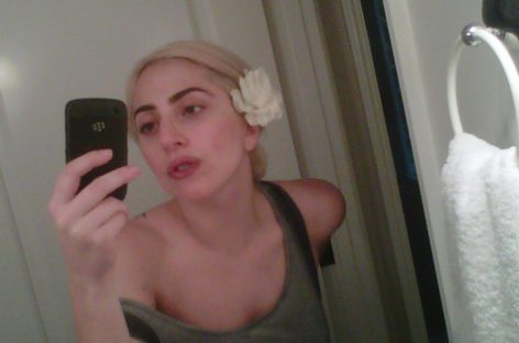 Леди Гага на свой день рождения выложила фотографии без макияжа.