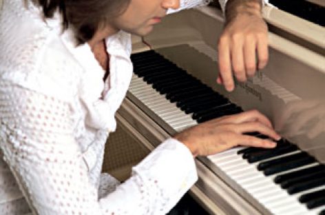 Дмитрий Маликов не перестает искать свою любовь, несмотря на то, что он находится в браке