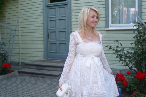 Яна Рудковская продемонстрировала свой округлившийся животик
