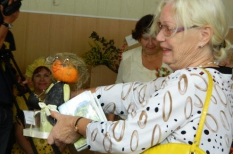 Пьер Ришар скоро увидит свой портрет, созданный из лепестков цветков российской пенсионеркой