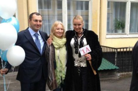 Анастасия Волочкова выложила в сеть отчет о том, как она провожала дочку в школу