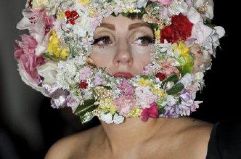 Леди Гага пришла на модный лондонский показ в шлеме