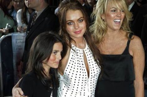 Мать Линдси Лохан винит себя в том, что у ее дочери так много проблем с законом