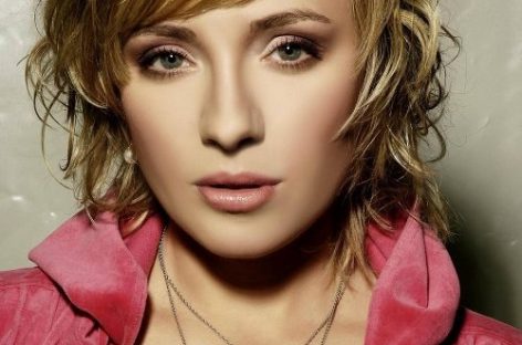 Тутта Ларсен решила отдать своего ребенка в монастырь