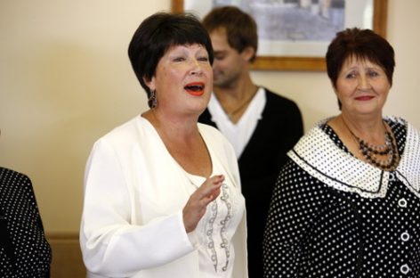 Юлия Савичева занимается пением с пенсионерками