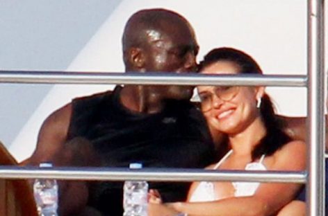 Сил отдыхает с темноволосой красавицей у себя на яхте