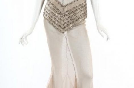 Леди Гага продаст платье с капелькой своей крови