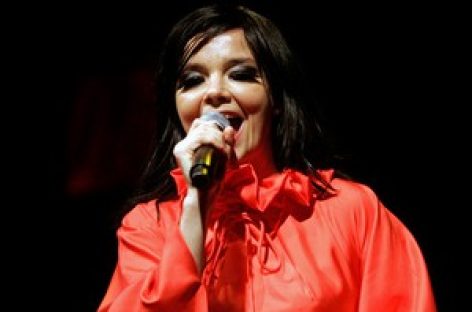 Бьорк перенесла операцию на горле