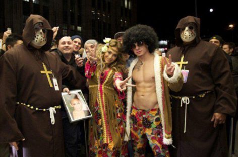 Дженнифер Лопес стала хиппи, но только на Хэллоуин