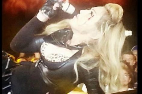 Мадонна разбила лицо упав во время концерта в Колумбии