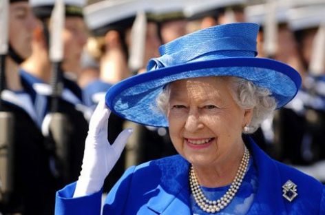 Елизавета II стала инициатором показа мод в Букингемском дворце