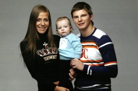 Андрей Аршавин бросил супругу с детьми?