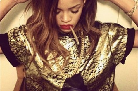 В гастрольном автобусе Рианны были найдены наркотики