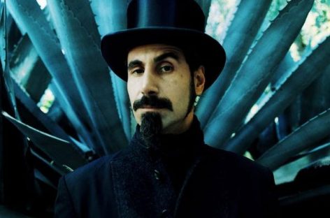 Солист группы “System of a Down” исполняет знаменитые треки совместно с оркестром
