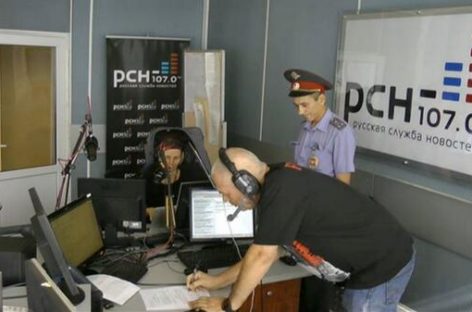 Полицейский публично вручил Доренко Сергею повестку