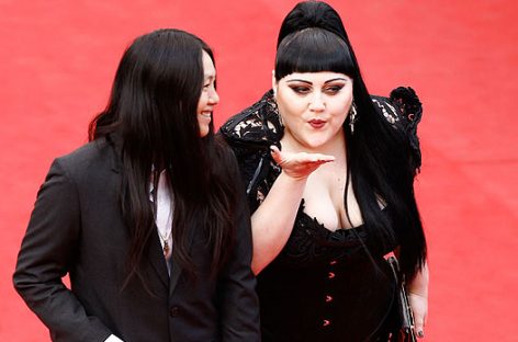 Солистка группы The Gossip решила выйти замуж за Кристен Огату