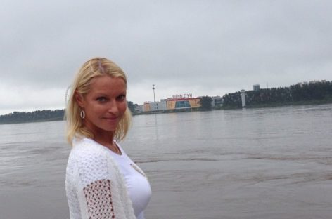Фотосессия Волочковой на фоне затопленного Благовещенска
