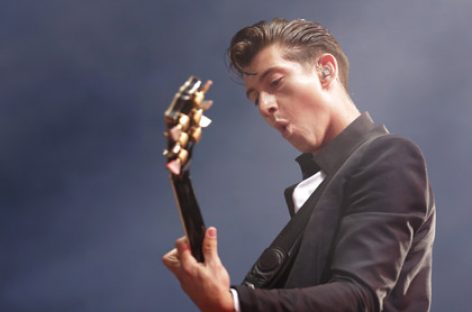 Лидер группы Arctic Monkeys не будет больше играть на гитаре?