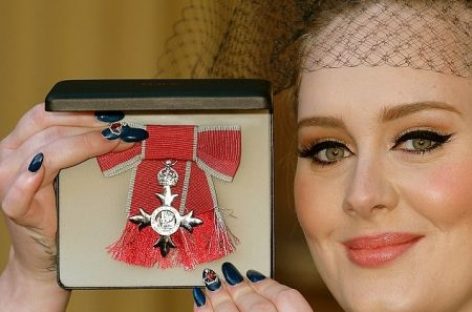 Адель и Пи Джей Харви удостоились Ордена Британской империи