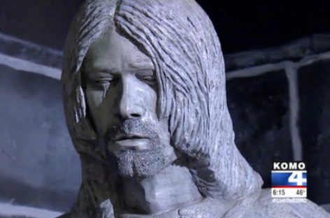 Курту Кобейну установили плачущий  памятник