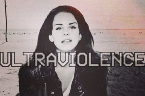Лана Дель Рей опубликовала снимок с надписью “Ultraviolence”