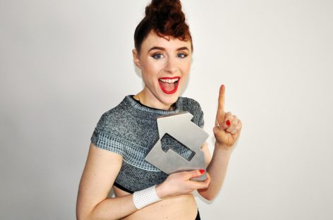 Певица Kiesza возглавила британский чарт синглов