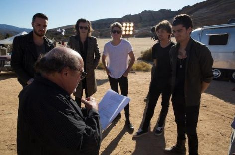 Дэнни Де Вито работает с One Direction над клипом “Steal My Girl”