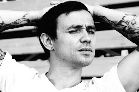 Дельфин готовит к изданию книгу стихотворений