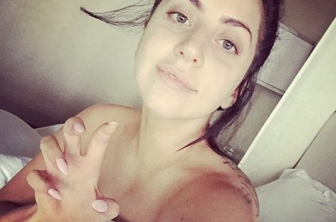 Леди Гага показала фото без макияжа