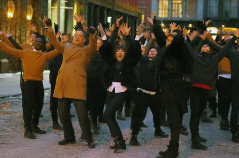 Карли Рей Джепсен заставила танцевать Тома Хэнкса и Джастина Бибера в новом клипе