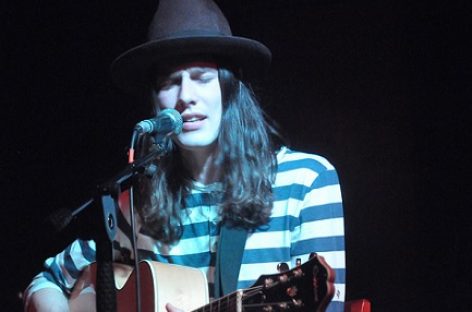 Джеймс Бэй с дебютником “Chaos and the Calm” возглавил чарт Великобритании