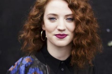 Джесс Глинн третью неделю возглавляет британский сингловый чарт