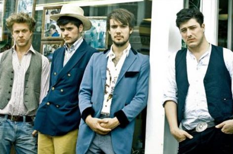 Mumford & Sons остаются на вершине альбомного чарта Великобритании