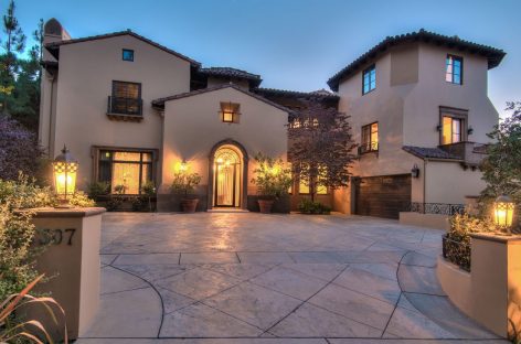 Слэш выставил на продажу свой роскошный особняк