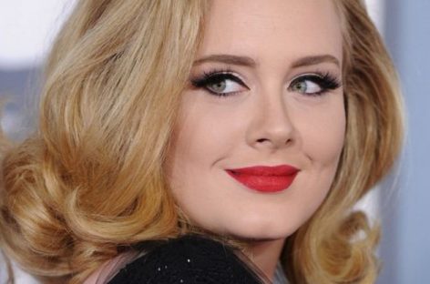 Адель остается на вершине британского песенного чарта