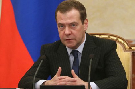 Медведев подписал распоряжение о распределении регионам средств на развитие дорожных хозяйств