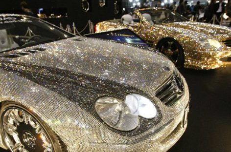 Чиновники потратили 263 млрд руб на авто и сувениры
