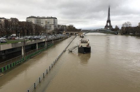Французская столица продолжает тонуть
