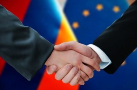 Евросоюз продолжит помогать Армении строить демократию