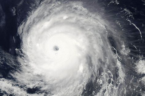 Новый шторм в Тихом океане