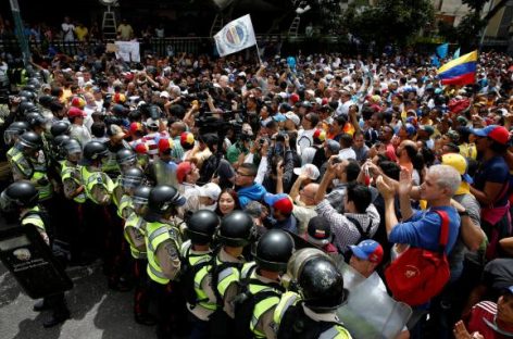 Оппозиционный парламент Венесуэлы призвал военных присоединиться к протестам