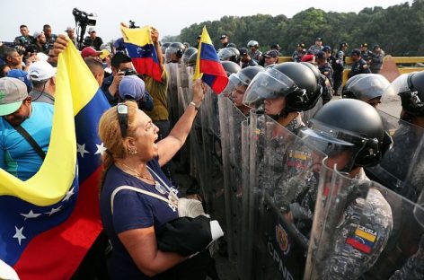 Венесуэльские силовики дезертируют в Колумбию