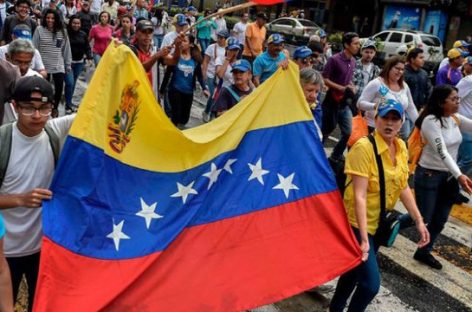 Глава МИД КНР: венесуэльский народ должен самостоятельно урегулировать ситуацию в стране