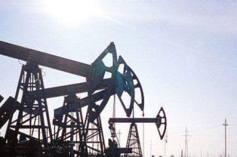 Cтоимость нефти на мировых рынках вновь начала резко падать