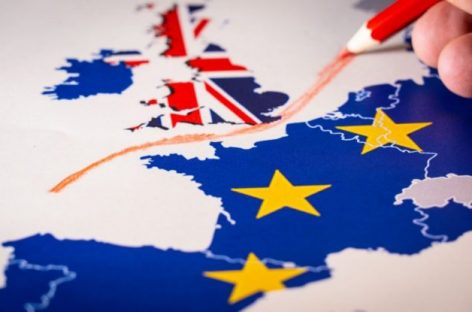 В британском парламенте проголосовали за спорные поправки, нарушающие условия Brexit