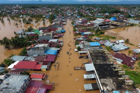 Почти сотня погибших от наводнения и оползней в Индонезии