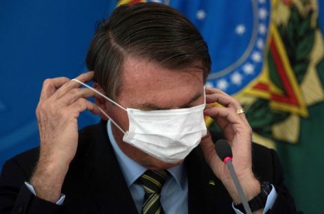 Президента Бразилии обвиняют в массовых убийствах коронавирусом
